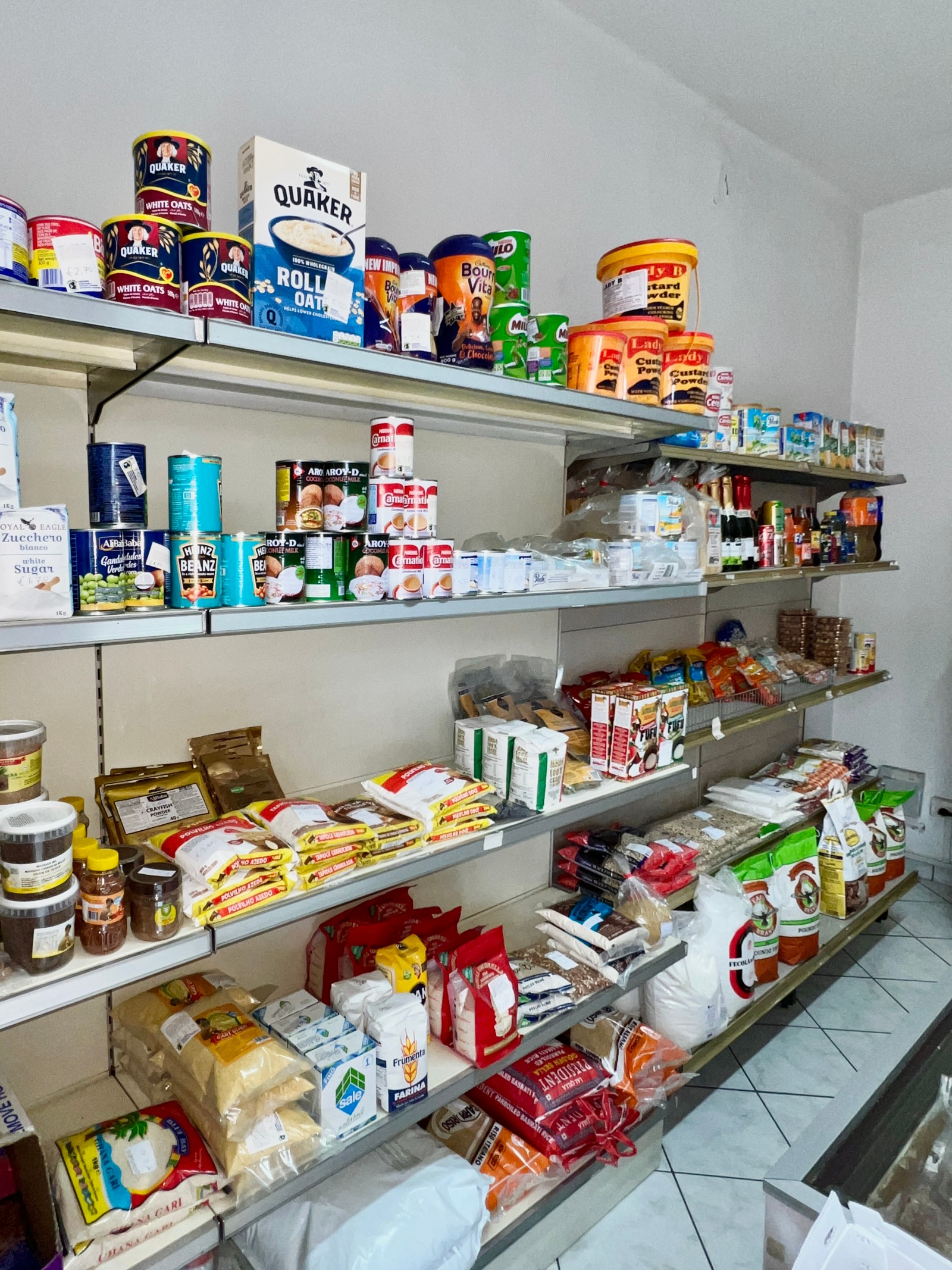 Quaker, Heinz, custard e sacchi di riso sugli scaffali di Afric Super Stores